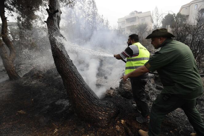 Des hommes luttent contre les flammes dans la région du Chouf, au sud de Beyrouth, mardi 15 octobre.