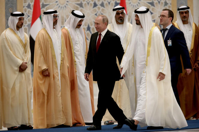 Vladimir Poutine et Mohammed Ben Zayed, au palais
            présidentiel d’Abou Dhabi, aux Emirats arabes unis, le
            15 octobre 2019. 
