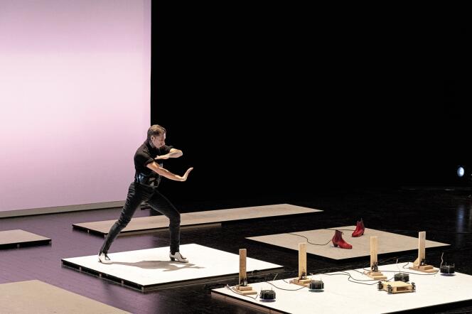 Israel Galván dans son spectacle de flamenco « Israel & Israel », présenté dans le cadre de Némo, Biennale des arts numériques, à la Maison du Japon, à Paris.