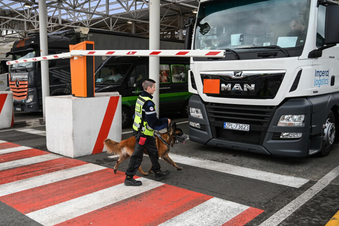 Un employé d’Eurotunnel effectue des vérifications à Calais le 17 septembre, lors d’un exercice pour tester les contrôles des douanes en cas de Brexit.