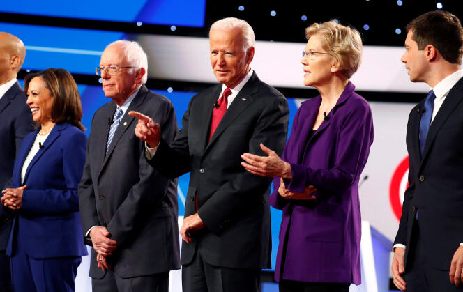 Arrivée des candidats démocrates lors du troisième débat de la primaire, sur ABC News, le 15 octobre 2019 à l’université de Otterbein, à Westerville, dans l’Ohio. De gauche à droite : Kamala Harris, Bernie Sanders, Joe Biden, Elizabeth Warren et Pete Buttigieg.