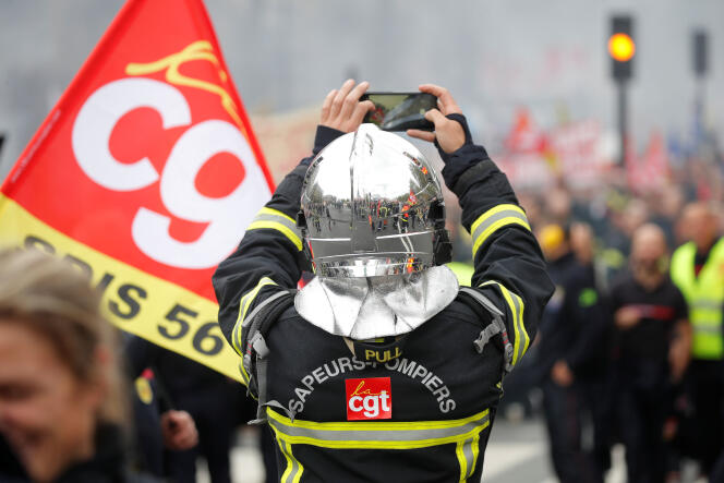 Plusieurs centaines de pompiers sont venus à Paris pour participer à la manifestation organisée à l’appel de syndicats de la profession le 15 octobre.