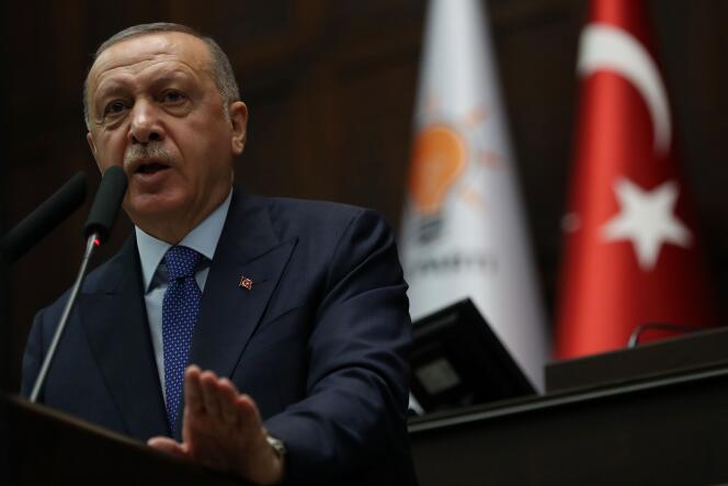 Le président turc, Recep Tayyip Erdogan, devant les élus de l’AKP, à Ankara, le 16 octobre.