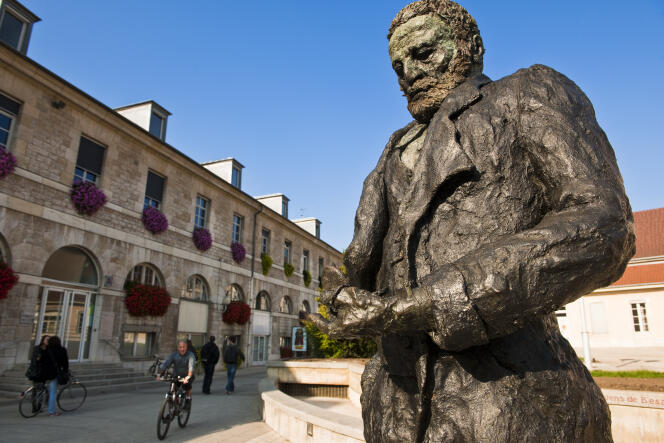 Statue de Victor Hugo par Ousmane Sow, sur l’esplanade des droits de l’homme.