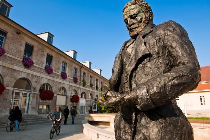 Statue de Victor Hugo par Ousmane Sow, sur l’esplanade des droits de l’homme.