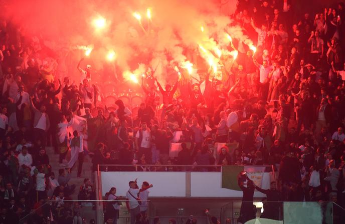 Les supporteurs algériens lors de la rencontre amicale face à la Colombie, au stade Pierre-Mauroy de Villeneuve-d’Ascq (Nord), le 15 octobre.