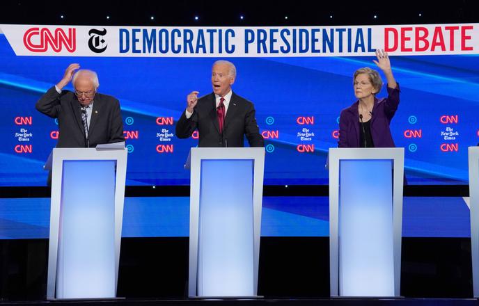 Les candidats démocrates Bernie Sanders, Joe Biden et Elizabeth Warren lors du débat télévisé à Westerville, Ohio, le 15 octobre.