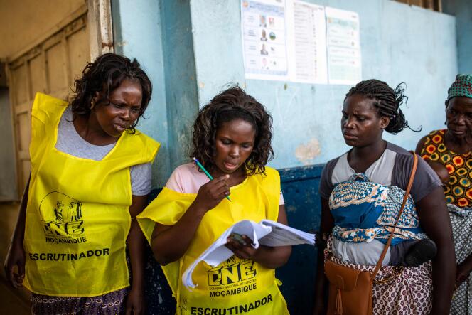 Des membres de la commission électorale vérifient les photos d’identité des électeurs dans une école à Beira, Mozambique, le 15 octobre.