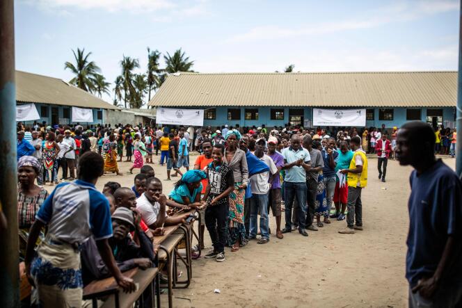 Des électeurs patientent devant une école à Beira, Mozambique, le 15 octobre.