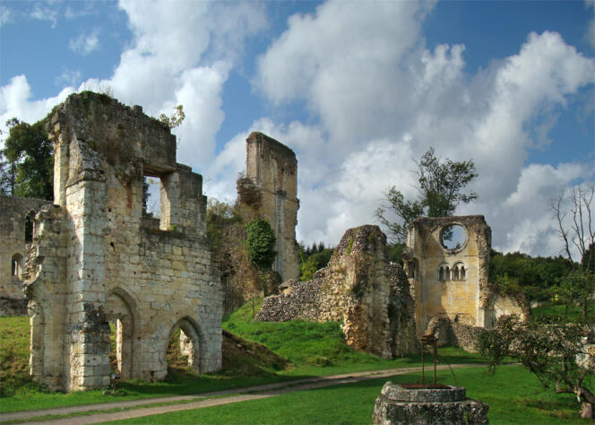 Ruines de l’abbaye de Mortemer, dans la forêt de Lyons, dans l’Eure.