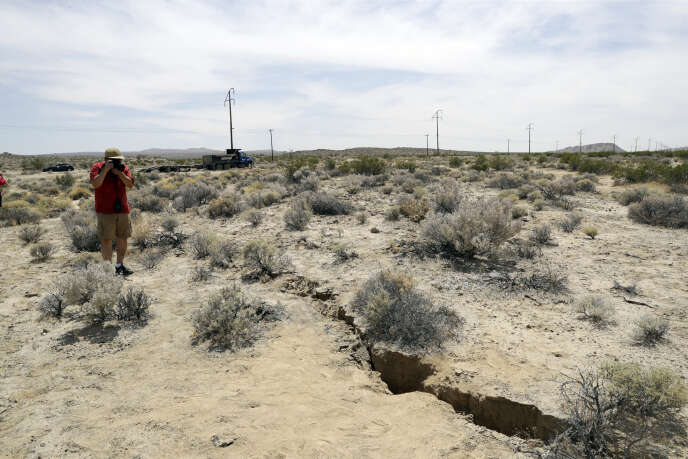 Fissure dans le sol apparue en Californie après un séisme, en juillet.
