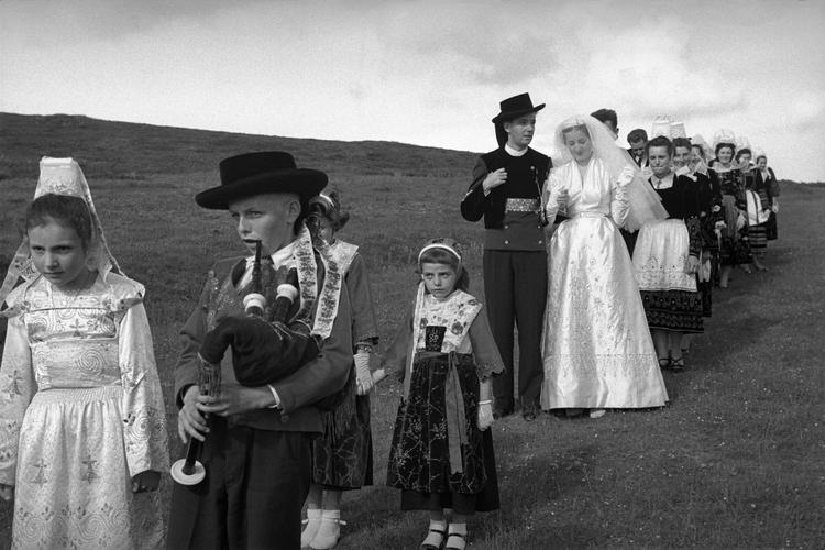 « De l’habillage de la mariée en toute intimité au défilé des nouveaux époux avec famille et invités sur fond de cornemuses en pleine nature, ces photographies dormaient jusqu’alors dans des boîtes. »