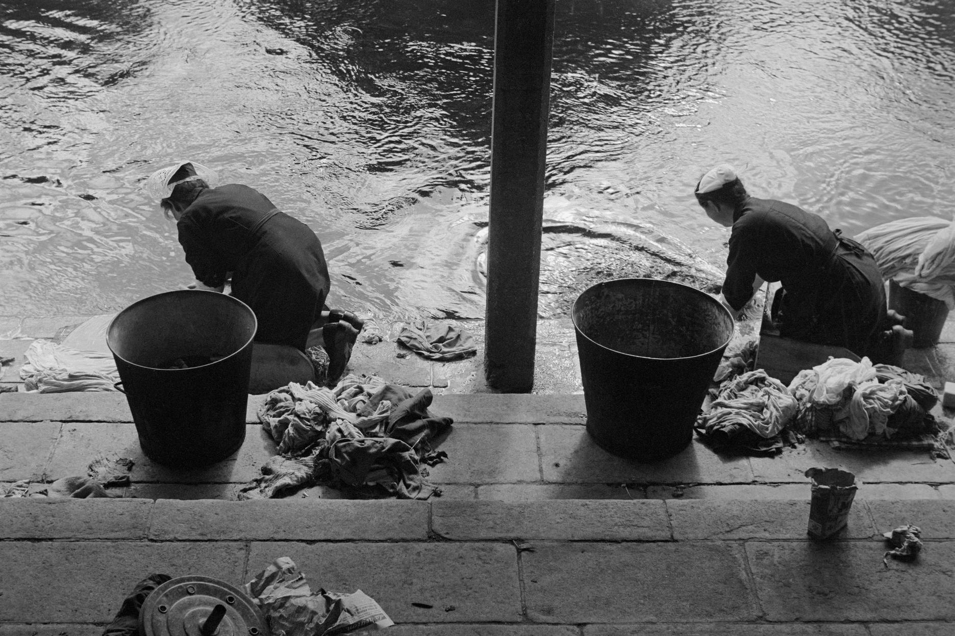 « Ces lavandières en Bretagne sont devenues l’une de mes photographies emblématiques. Il était devenu assez rare à l’époque de croiser encore des femmes lavant au lavoir ou, comme ici, à la rivière. J’étais heureuse de trouver cette scène sur mon passage. J’attache depuis toujours dans mon travail une très grande importance au cadrage et à la composition. Cette photographie en est un bon exemple. »