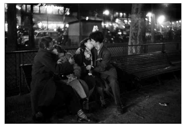 « Paris, réveillon du 31 décembre 1954. La fête bat son plein dans les rues. Et ces amoureux, amusés que je les photographie, ont fini sous mes yeux par échanger leur partenaire ! »