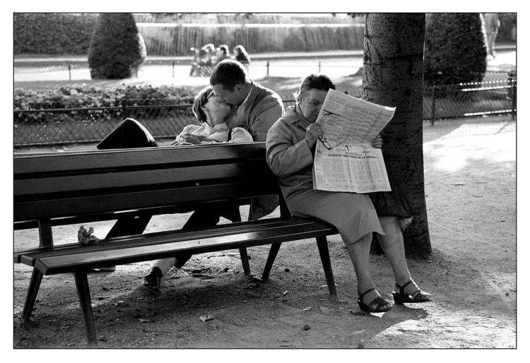 « Jardin du Palais-Royal à Paris, 1985. Chacun a ses propres préoccupations sans réaliser vraiment ce qu’il se passe de l’autre côté. Et c’est exactement ce qui m’a plu dans ma vie de photographe : saisir ces instants où l’humain et ses émotions occupent le tout premier plan. »