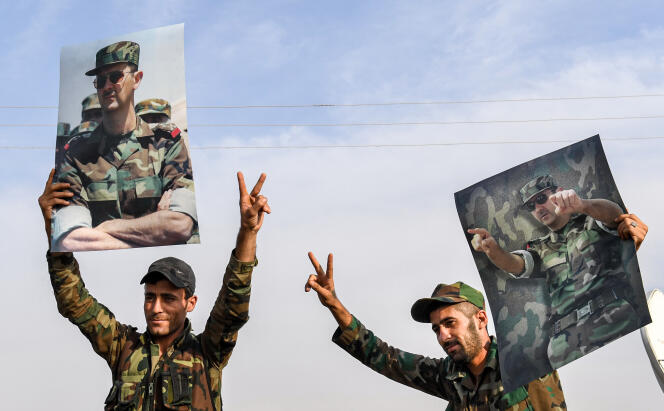 Des soldats syriens brandissent le portrait du président Bachar Al-Assad après s’être déployés dans la ville de Manbij, le 15 octobre.