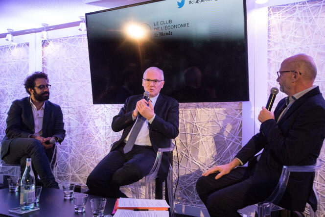 Jean-Bernard Lévy, PDG d’EDF, entouré de Nabil Wakim (à gauche sur la photo) et de Philippe Escande (à droite), tous deux journalistes au « Monde ».