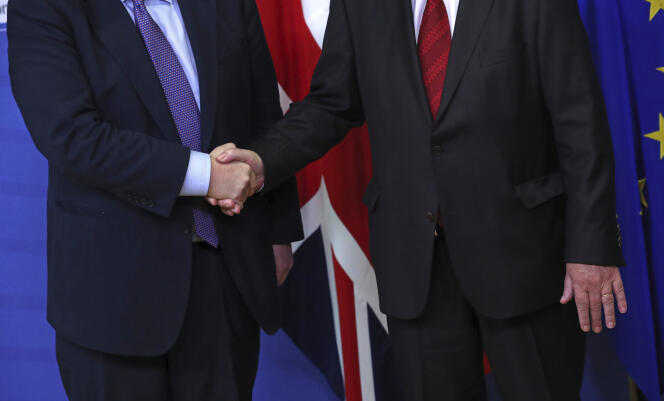 Le premier ministre britannique Boris Johnson, à gauche, serre la main du président de la Commission européenne Jean-Claude Juncker à Bruxelles, le 17 octobre.