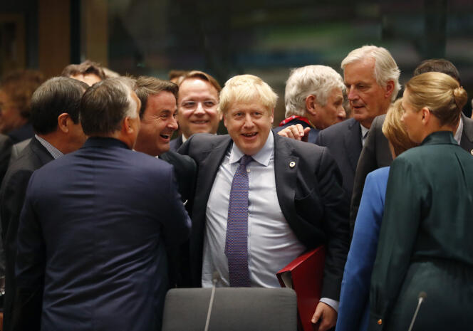 Le premier ministre britannique Boris Johnson félicité après un nouvel accord du Brexit au Sommet européen à Bruxelles, le 17 octobre.
