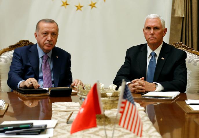 Le président turc Recep Tayyip Erdogan et le vice-président américain Mike Pence à la table des négociations à Ankara, Turquie, le 17 octobre.