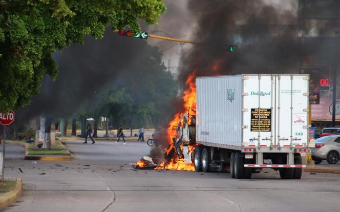 Un camion brûle dans les rues de Culiacan, dans l’état mexicain du Sinaloa, le 17 octobre.