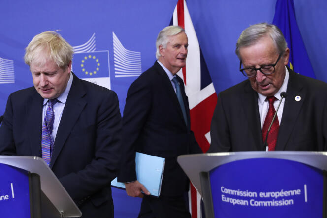 De gauche à droite : le premier ministre britannique, Boris Johnson, chef des négociateurs de l’UE, Michel Barnier, et le président de la Commission européenne, Jean-Claude Juncker, à Bruxelles, jeudi 17 octobre 2019.