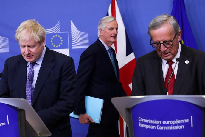 De gauche à droite : le premier ministre britannique, Boris Johnson, chef des négociateurs de l’UE, Michel Barnier, et le président de la Commission européenne, Jean-Claude Juncker, à Bruxelles, jeudi 17 octobre 2019.