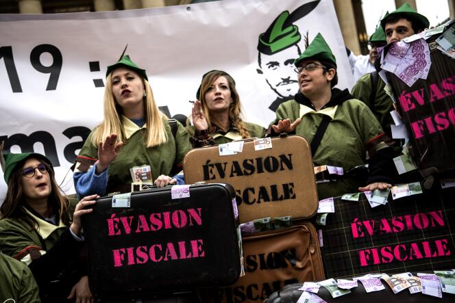 Des activistes manifestent contre l’évasion fiscale devant l’Assemblée nationale à Paris, le 10 décembre 2018.
