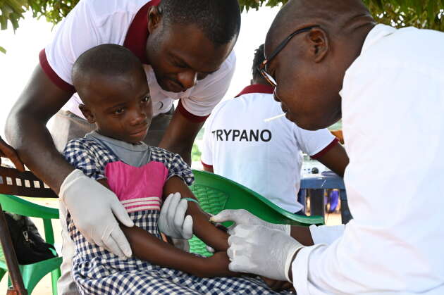 Un agent de santé prélève du sang d’un enfant atteint de la maladie du sommeil, dans le village de Paabénéfla, près de Sinfra, en Côte d’Ivoire, le 11 octobre 2019.