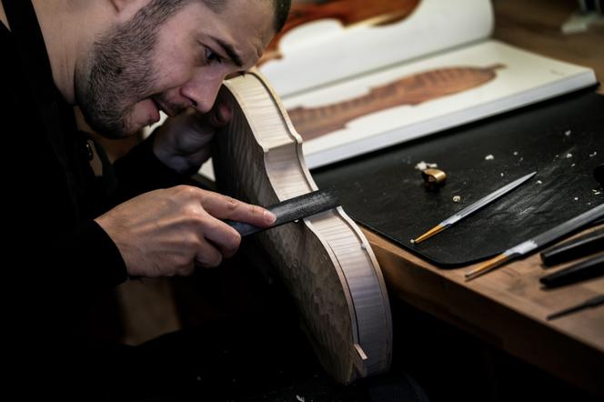 Un luthier, à Lyon, en février 2025.