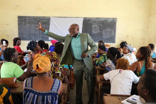 Samuel Mathey donne un cours à des femmes dans une école de Gonzagueville, à Abidjan.