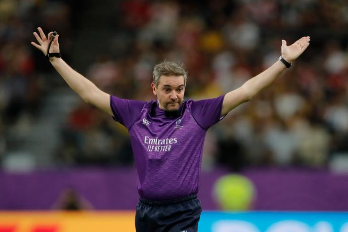 Beauden Barrett L’arbitre français Jérôme Garcès, lors du match Angleterre-Australie, à Oita (Japon), le 19 octobre.