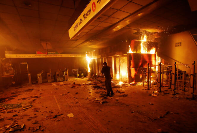 Une station de métro en feu à Santiago après les émeutes du 18 octobre.