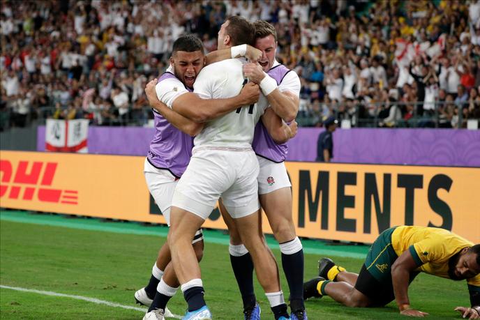 L’Anglais Jonny May fêtant l’un de ses essais avec deux remplaçants, le 19 octobre à Oita, au Japon.