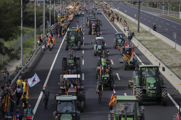 Des agriculteurs en grève arrivent à Barcelone pour manifester, le 18 octobre.