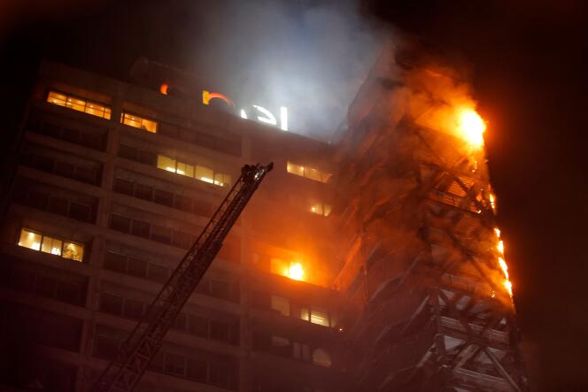 Le bâtiment de la compagnie d’électricité Enel a été incendié, à Santiago le 18 octobre.