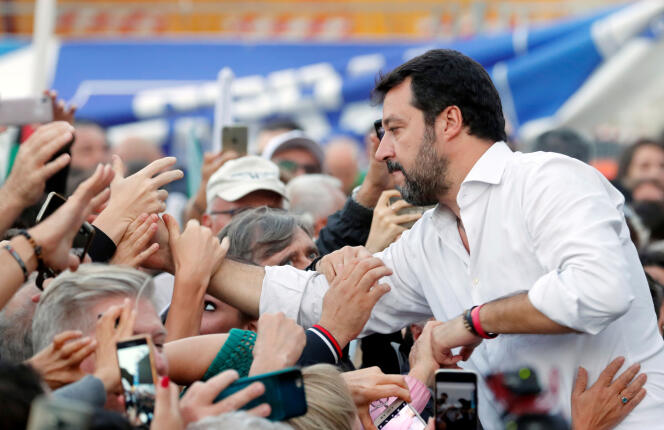 Matteo Salvini prend un bain de foule lors d’un rassemblement de l’opposition de droite, à Rome, le 19 octobre.