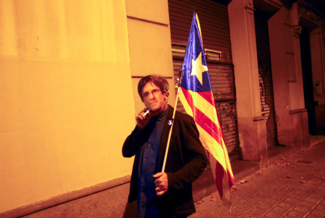 Un manifestant portant un masque de l’ancien président catalan Carles Puidemont, à Barcelon, le 20 octobre 2019.