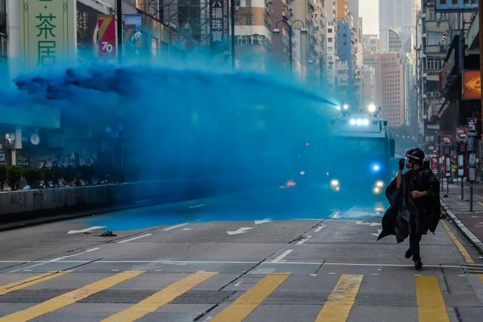 Cette teinture, mélangée à une solution poivrée brûlant la peau, permet d’identifier les manifestants mais laisse les rues et les bâtiments maculés de bleu.