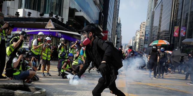 A Hongkong, la foule défie la police après l’agression de deux militants prodémocratie