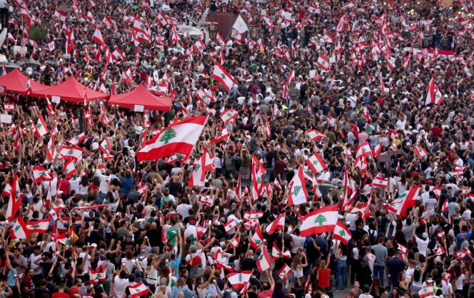 Des centaines de milliers de Libanais ont manifesté dimanche dans une ambiance festive pour réclamer le départ d’une classe politique jugée corrompue.