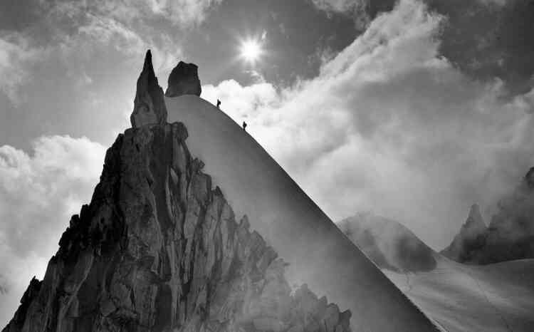 « La librairie des Alpes, le camp de base des amoureux de la montagne depuis 1933, nous invite à contempler les ciels de montagne, à travers une sélection de tirages anciens et contemporains, des frères Tairraz ou de Benoît Linero. »