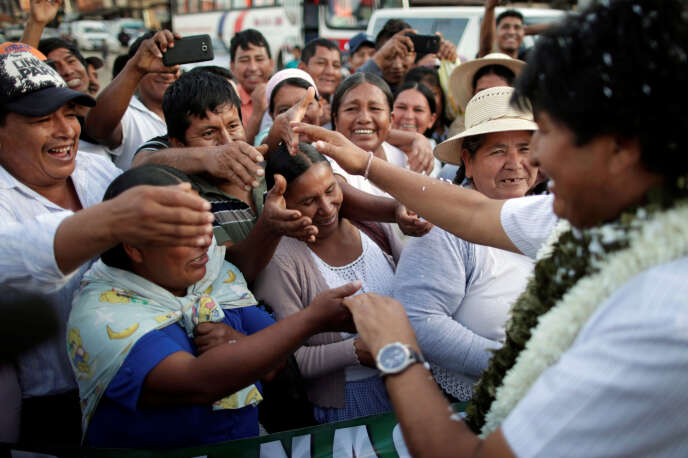 Le prÃ©sident bolivien, Evo Morales, lors de son arrivÃ©e au bureau de vote de Villa 14 de Septiembre, dans le ChaparÃ©, le 20 octobre.