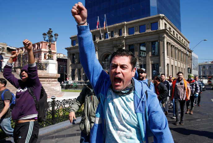 Un manifestant à Valparaiso, au Chili, le 21 octobre.
