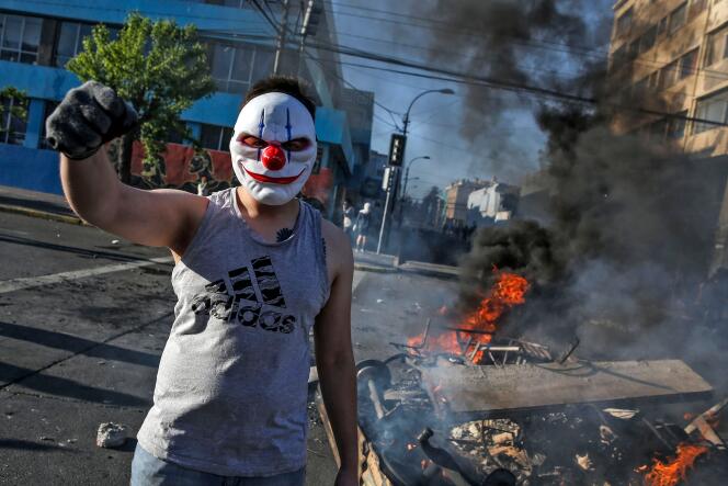 Un manifestant à Valparaiso, au Chili, le 20 octobre 2019.