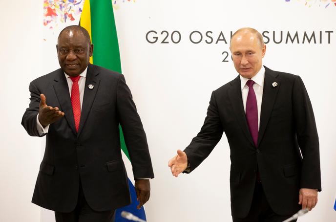 Le président russe, Vladimir Poutine, et son homologue sud-africain, Cyril Ramaphosa, le 28 juin 2019 lors du sommet du G20 à Osaka.