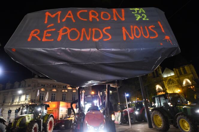 Dès lundi soir, environ 200 agriculteurs, venus à l’appel des Jeunes Agriculteurs (JA) de la Sarthe au centre-ville du Mans avec une quarantaine de tracteurs, ont déversé de la paille devant la préfecture de la Sarthe.