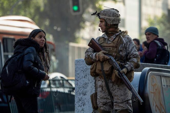 Face au soulèvement, des soldats ont été déployés dans les rues de la capitale chilienne Santiago, le 21 octobre.