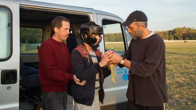 De gauche à droite : Reda Kateb, un jeune homme et Vincent Cassel dans « Hors normes » d’Olivier Nakache et Eric Toledano.