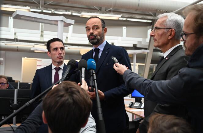 De gauche à droite, Jean-Baptiste Djebbari, secrétaire d’Etat aux transports, Edouard Philippe, premier ministre, et Guillaume Pepy, président de la SNCF, le 19 octobre, à la gare de l’Est, à Paris.